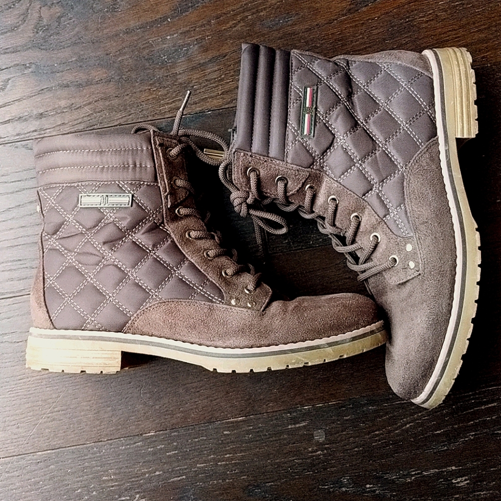 Tommy Hilfiger olive green quilted boots, size 9